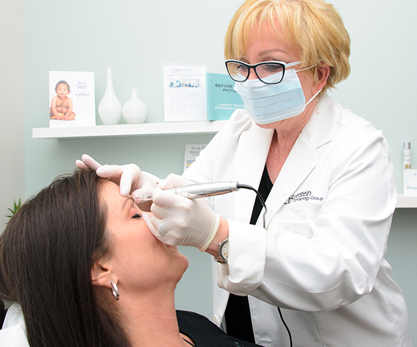 photo of doctor doing Permanent Make-up